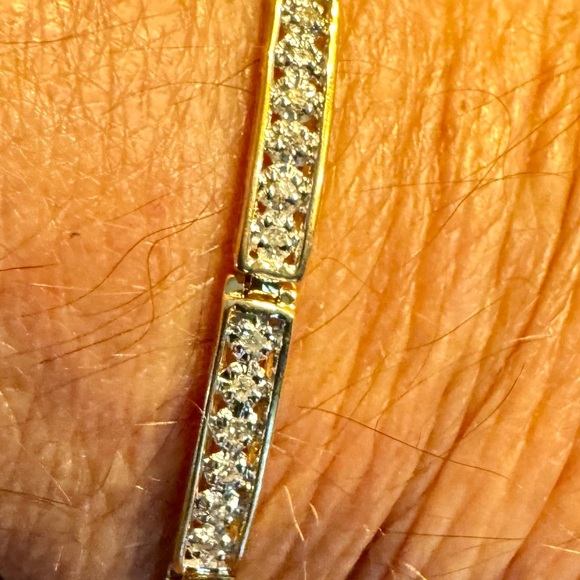 14Kt yellow gold diamond bracelet with 66 melee diamonds. - Picture 2 of 4